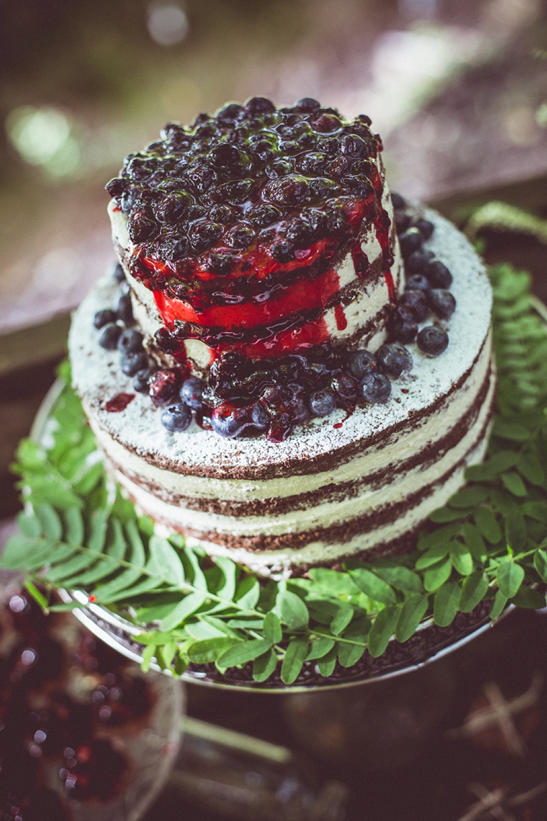 Šumska scena — ritualni predmeti raspoređeni na mahovini i kamenju