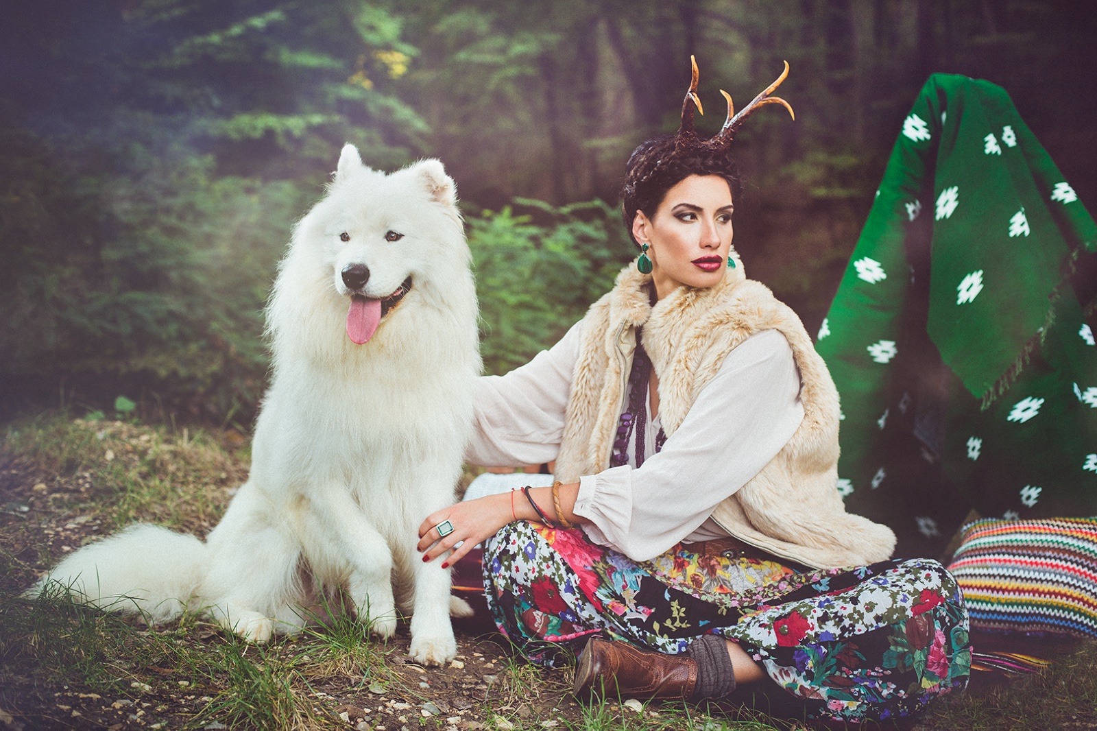 Nevena sa belim psom u maglovitoj šumi — vilinska scena