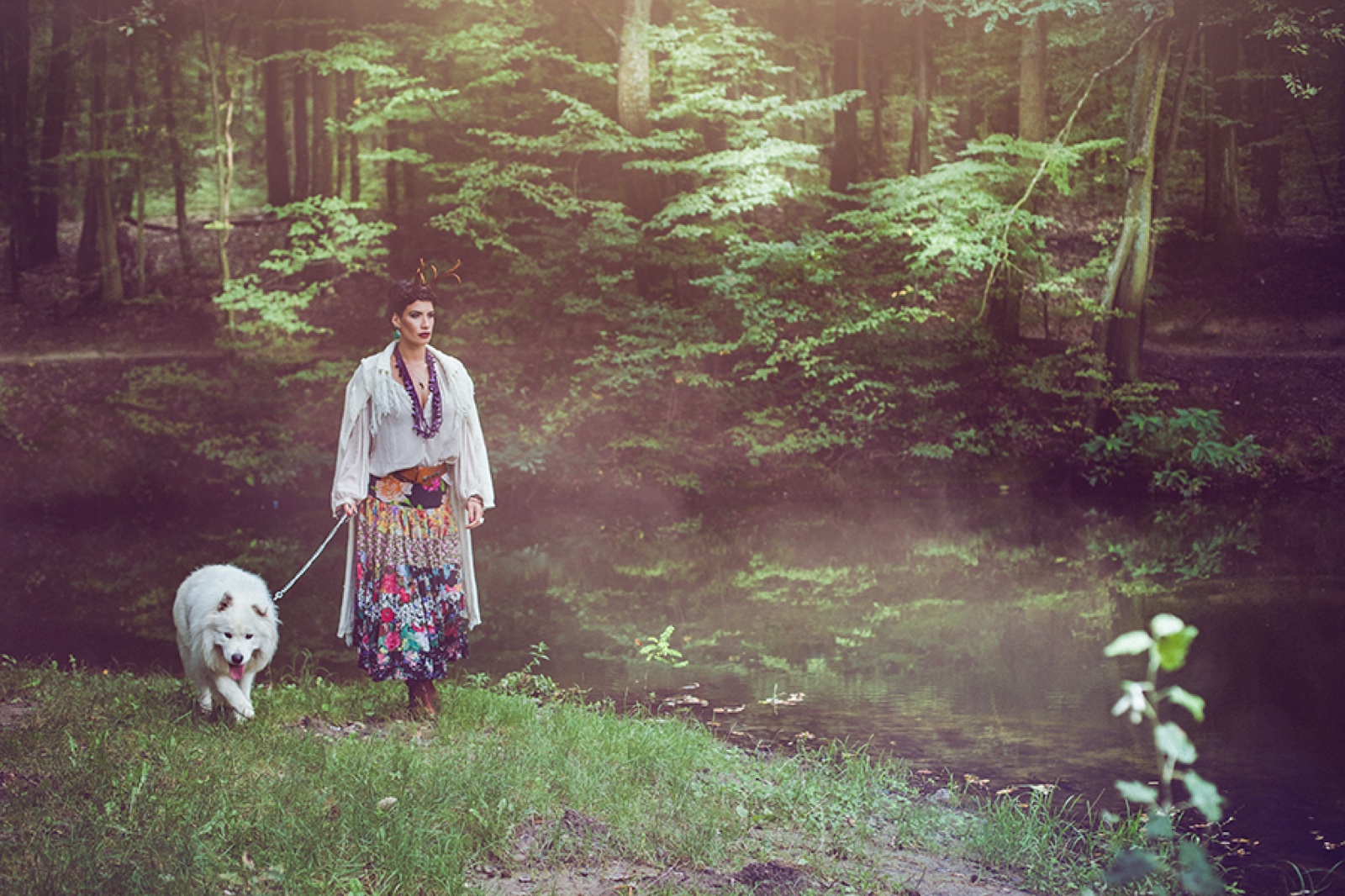 Ritualna dekoracija — sveće, voće i cveće na drvenom stolu u šumi