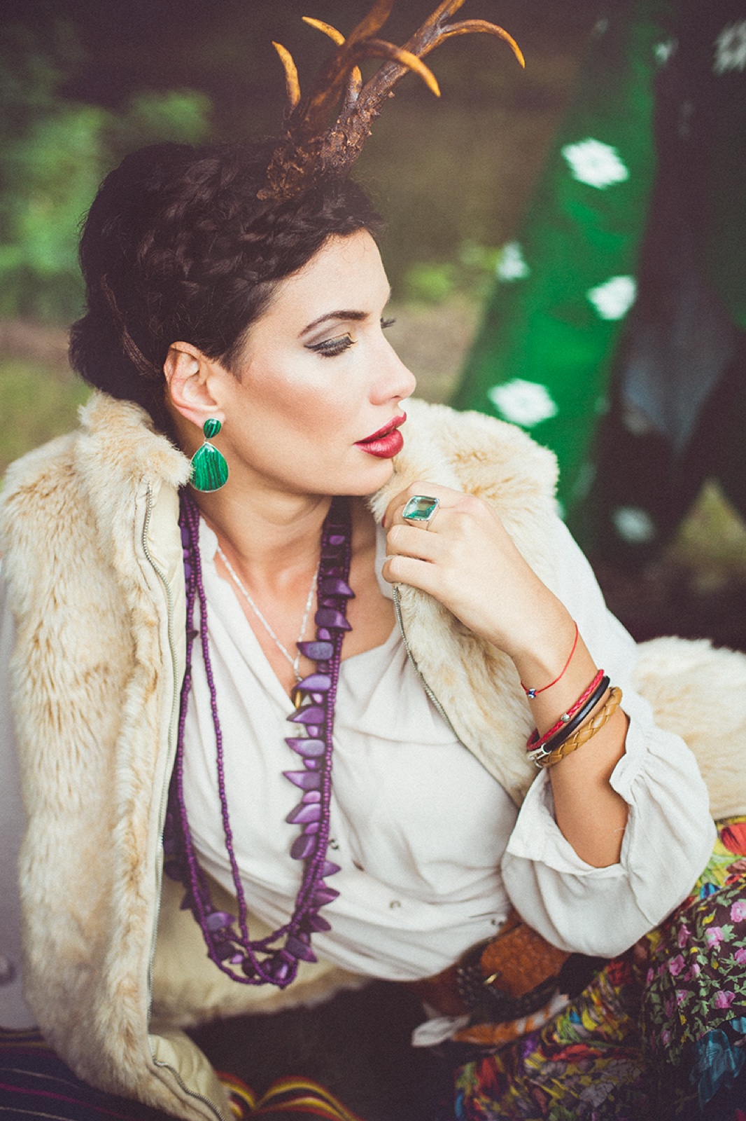 Model u šumi sa rogovima — pogled u daljinu, eterična svetlost