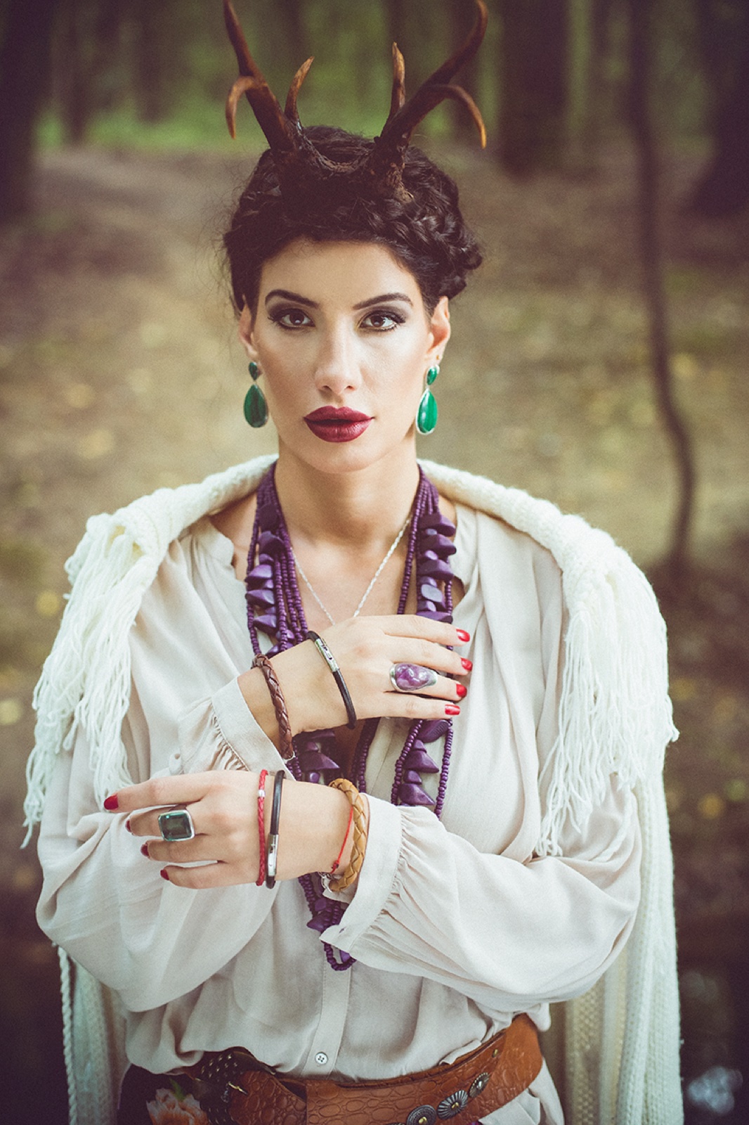 Finalni portret — Muma Paduri u punom sjaju, krzneni ogrtač, cvetni venac, jeleninji rogovi