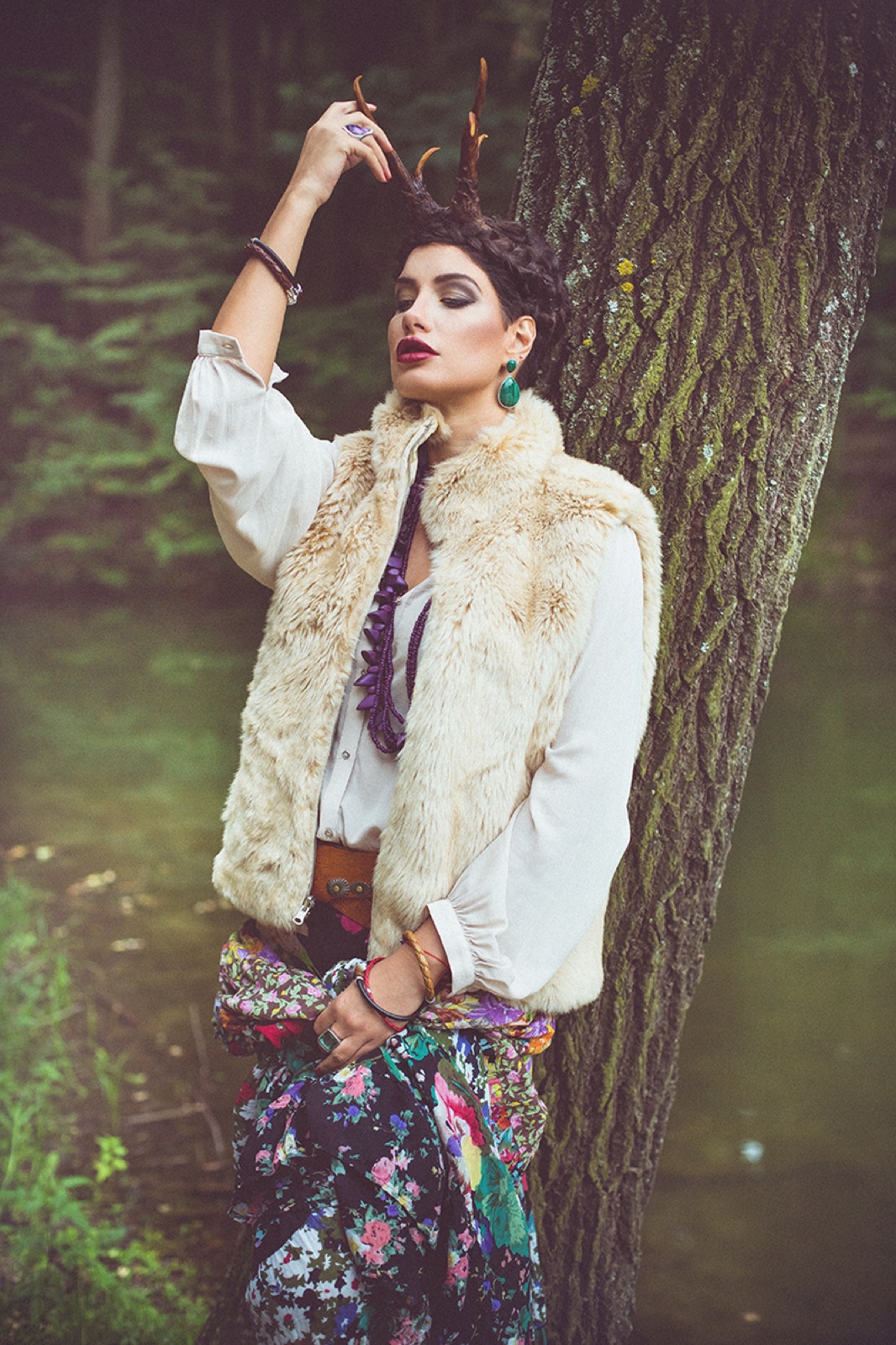 Zaključni portret Nevene kao Muma Paduri — mirna poza u šumskoj čistini