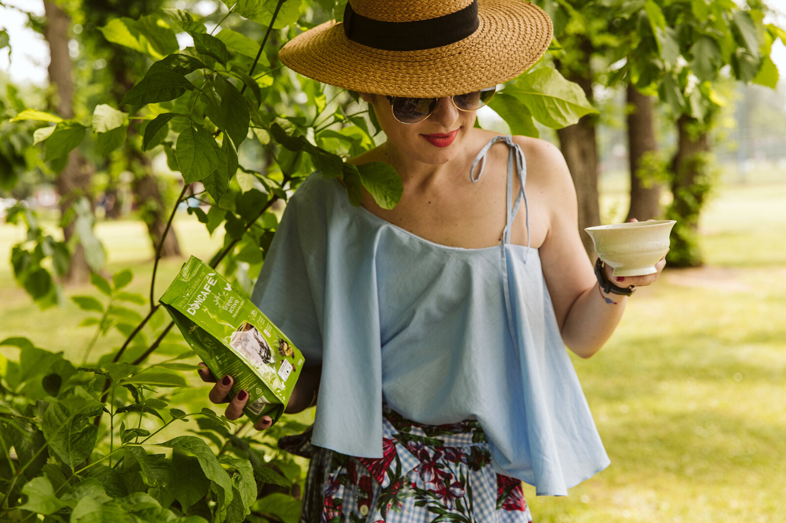 Porodični piknik na zelenoj travi sa šarenom heklanom ćebeticom