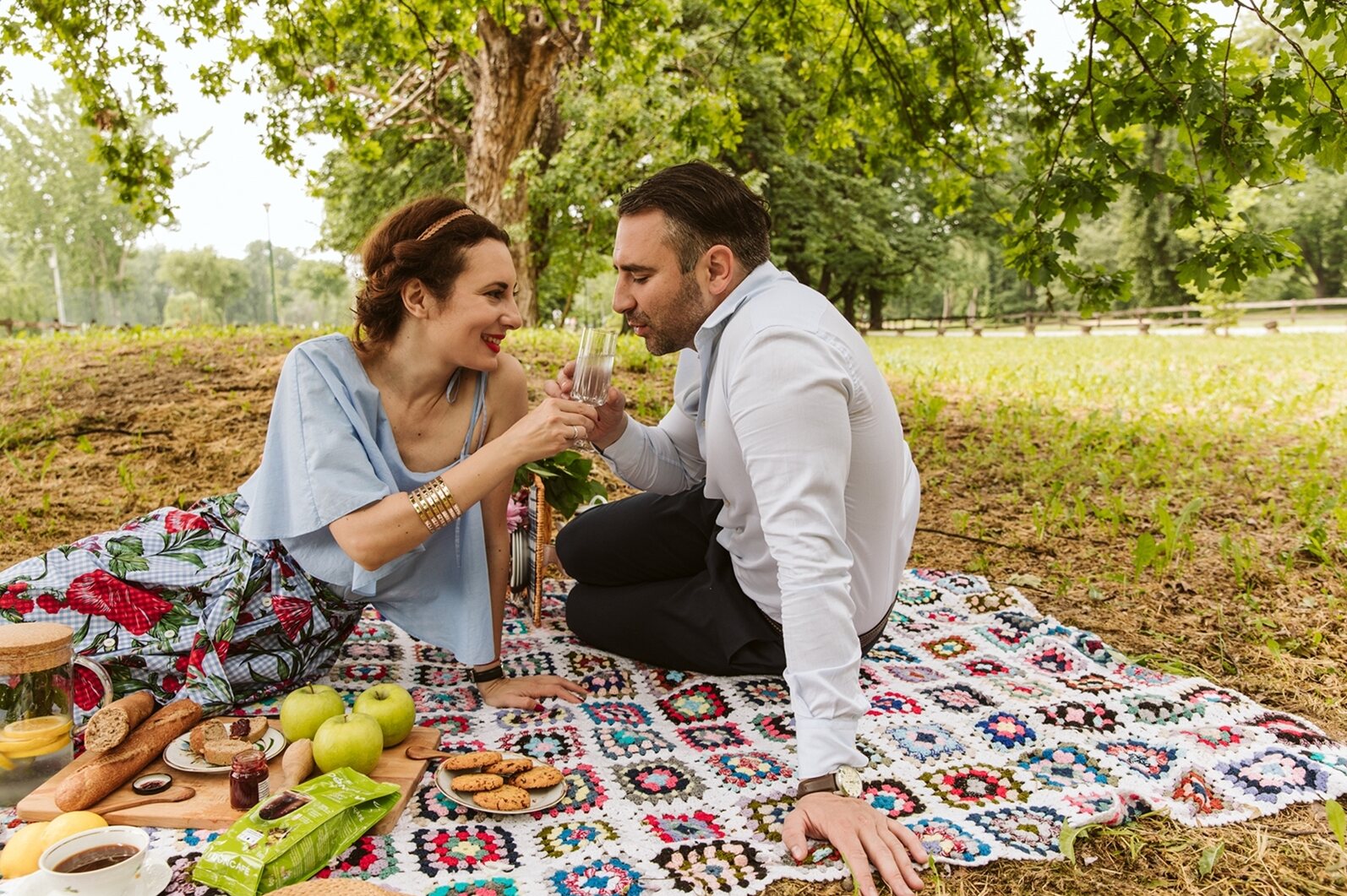 Pogled odozgo na piknik postavku
