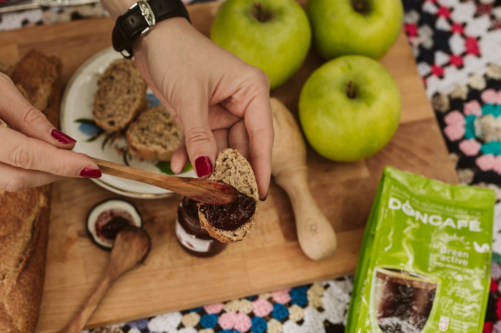 Piknik scena sa šarenom ćebeticom