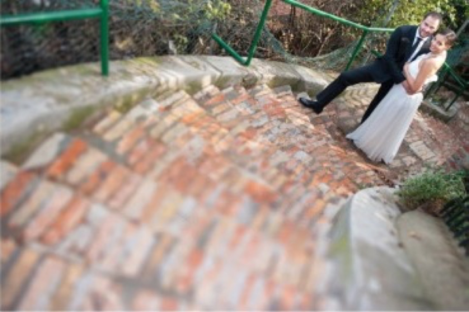 Detalj — venci i cveće na crkvenoj kapiji