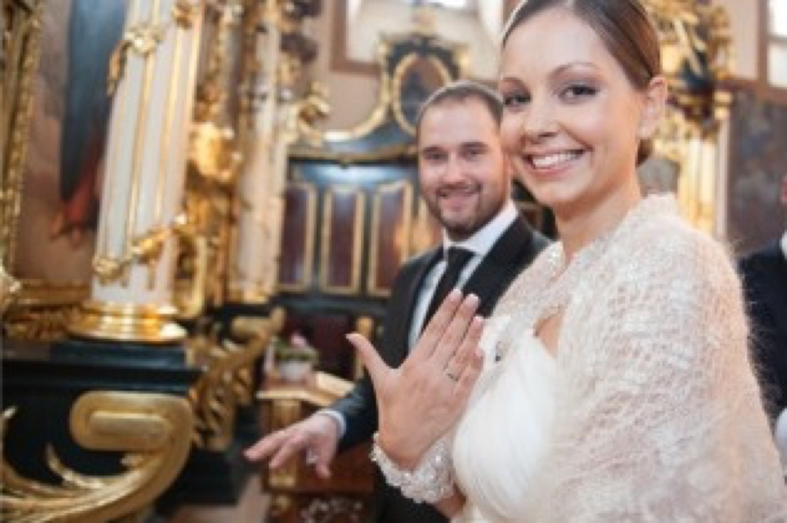 Detalj — mladine ruke sa prstenom i šopinom