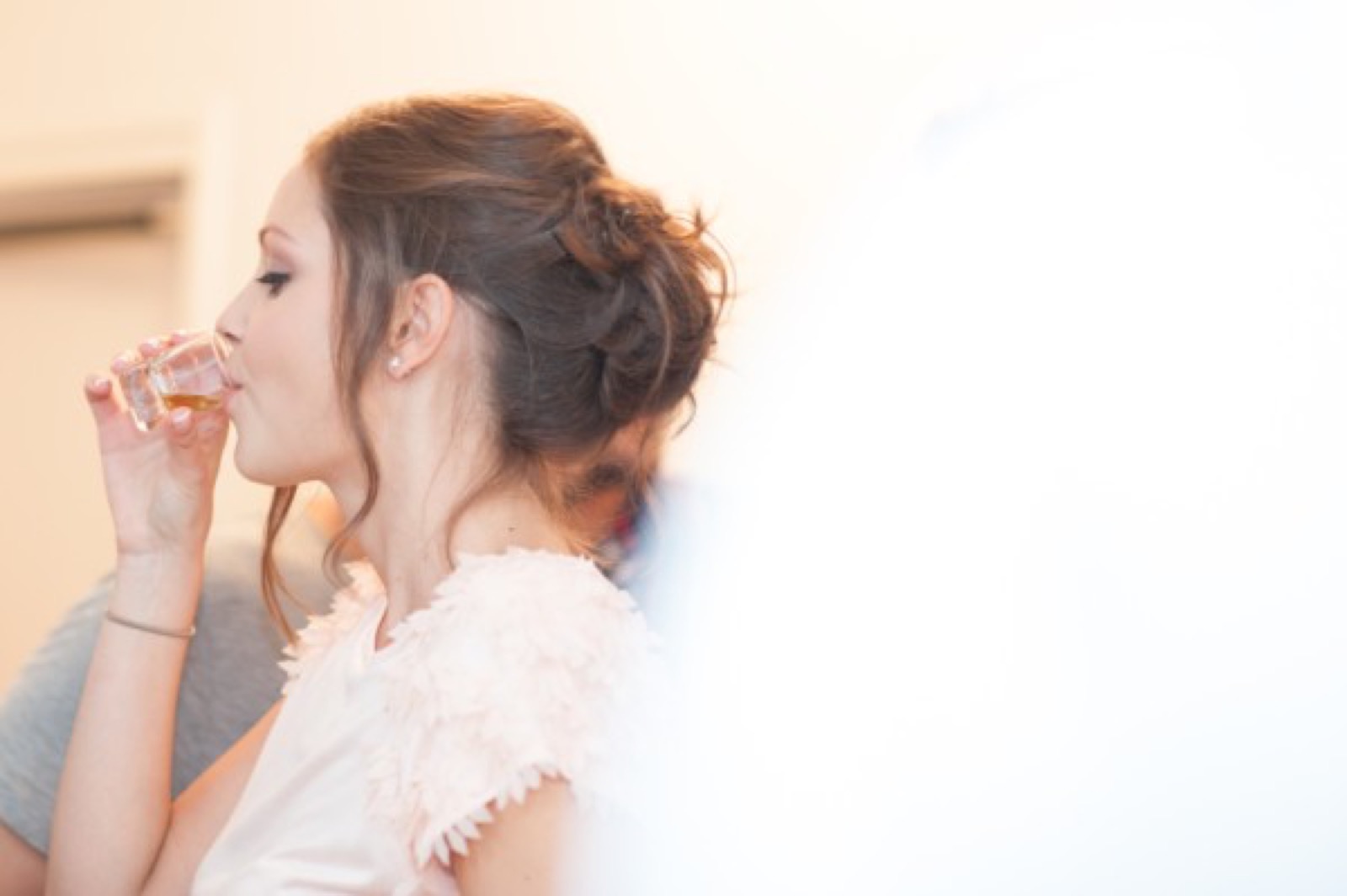 Panorama žurke — restoran Glamur, ljubičasto-plavo osvetljenje, baldahin