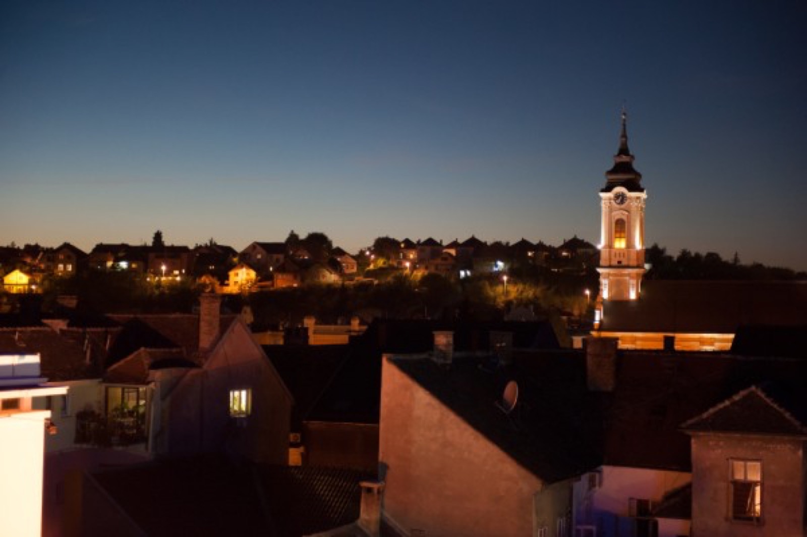 Pogled kroz prozor restorana na noćni Zemun