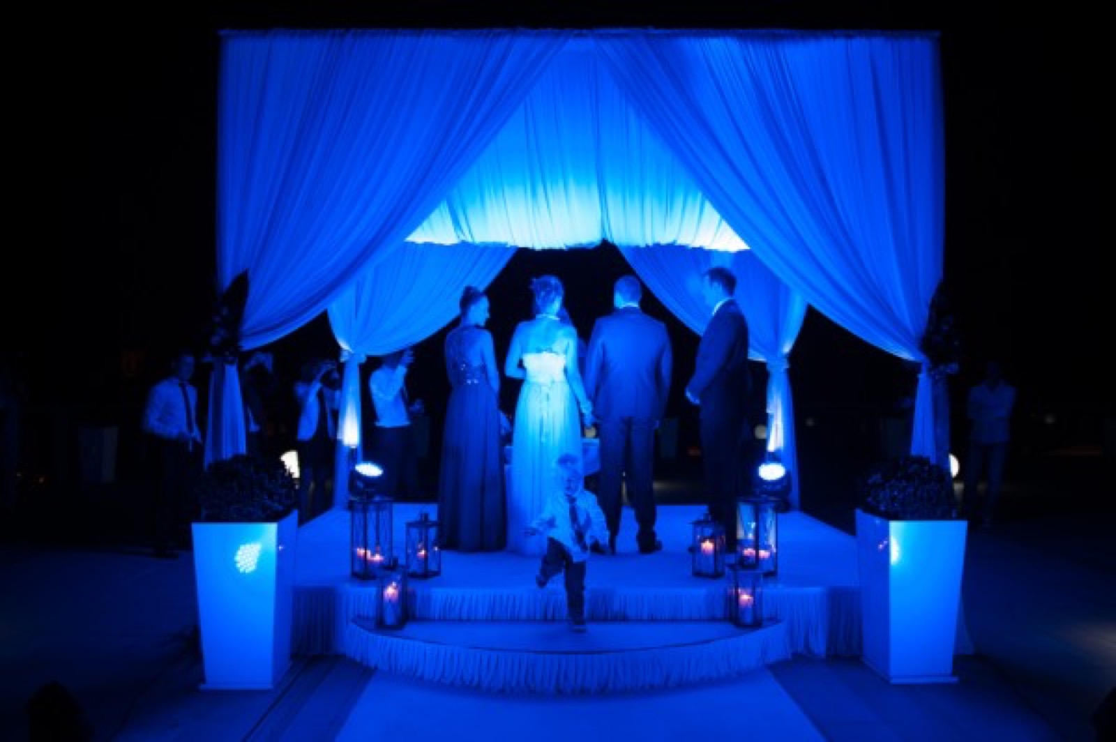 Detalj enterijera restorana — stolovi i baldahin svečano postavljeni