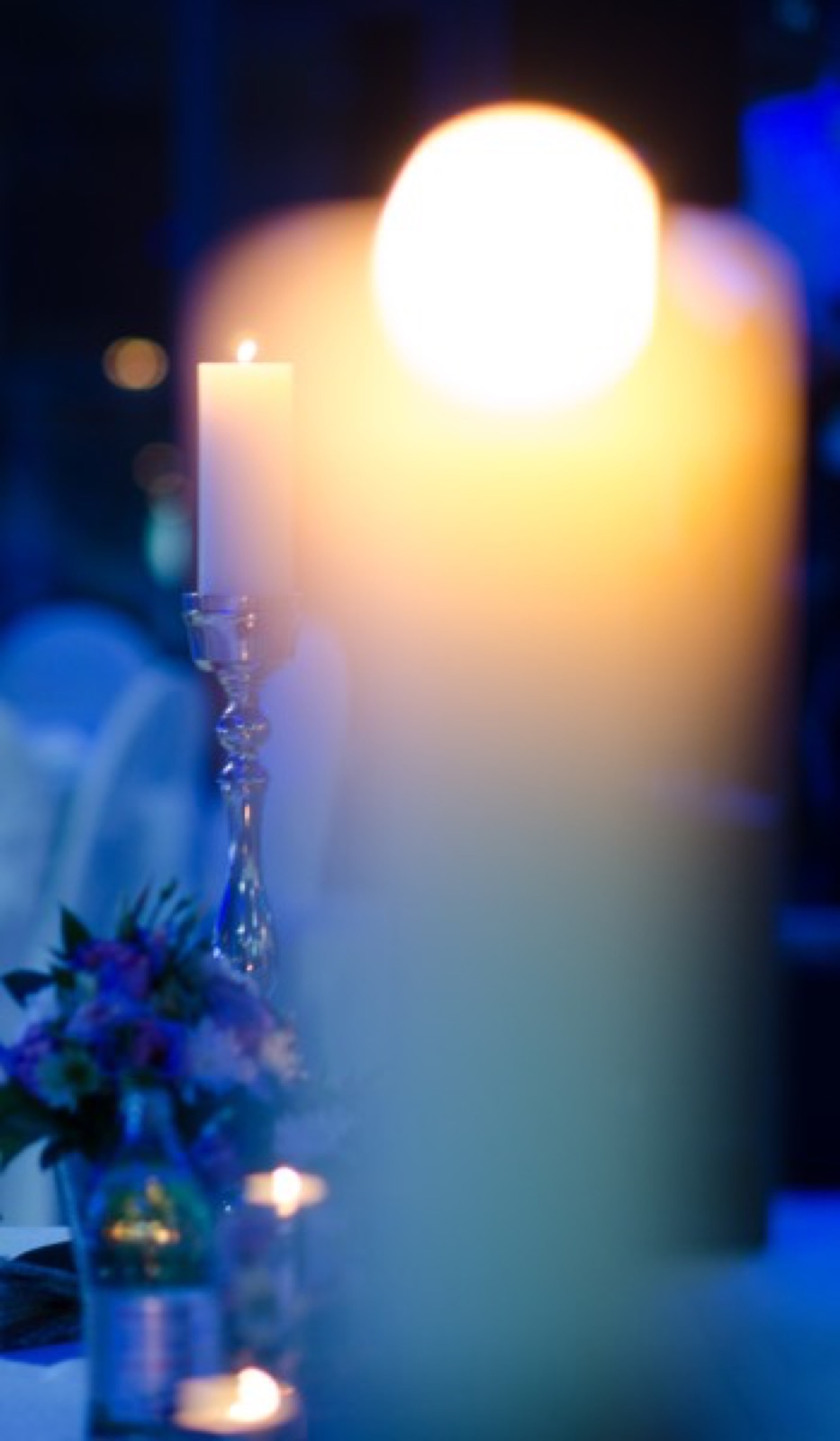 Noćna atmosfera — plavo-ljubičasto svetlo i sveće na stolu