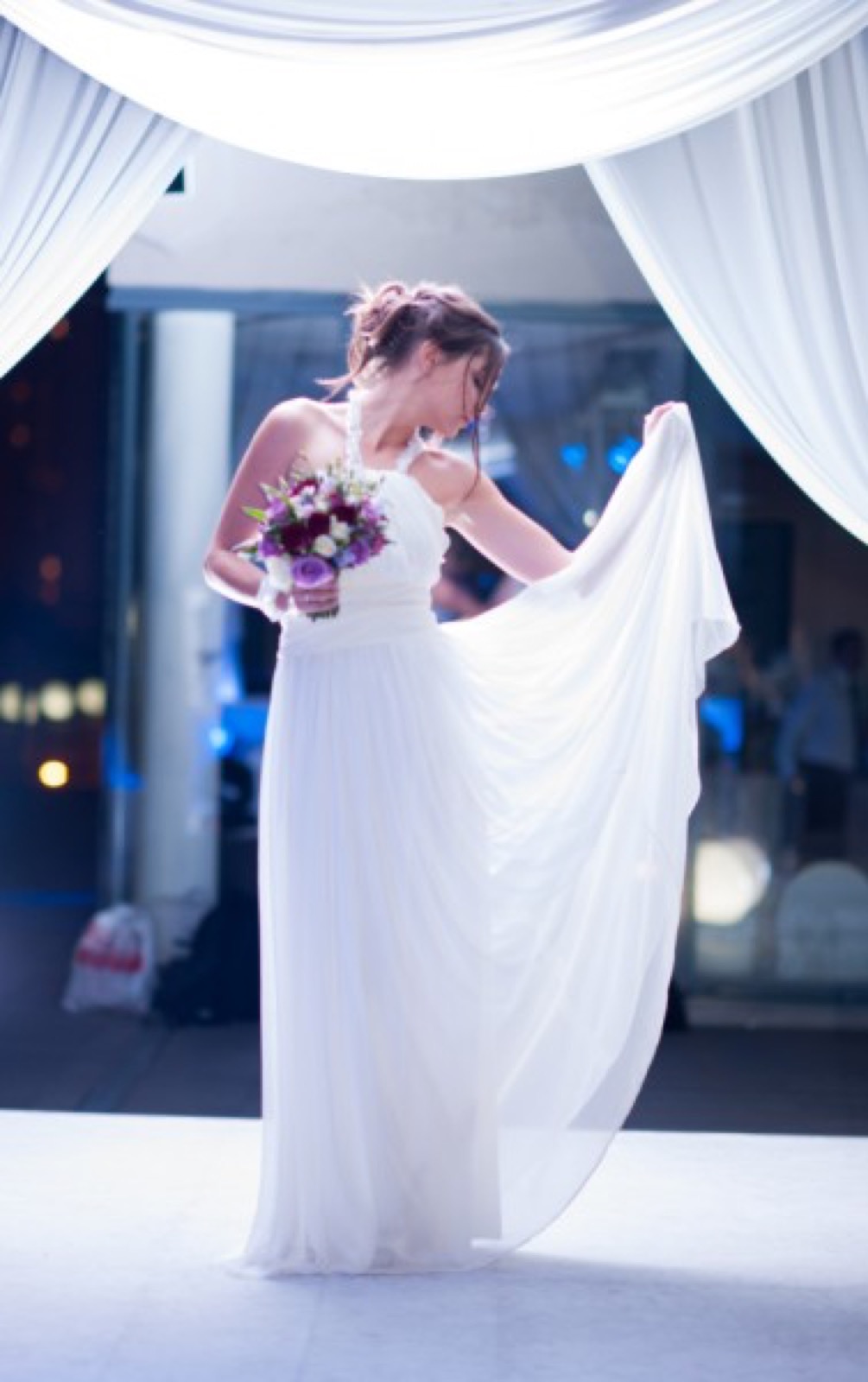 Detalj buketa — šarene ruže i zelenilo, Mala vrtna radionica