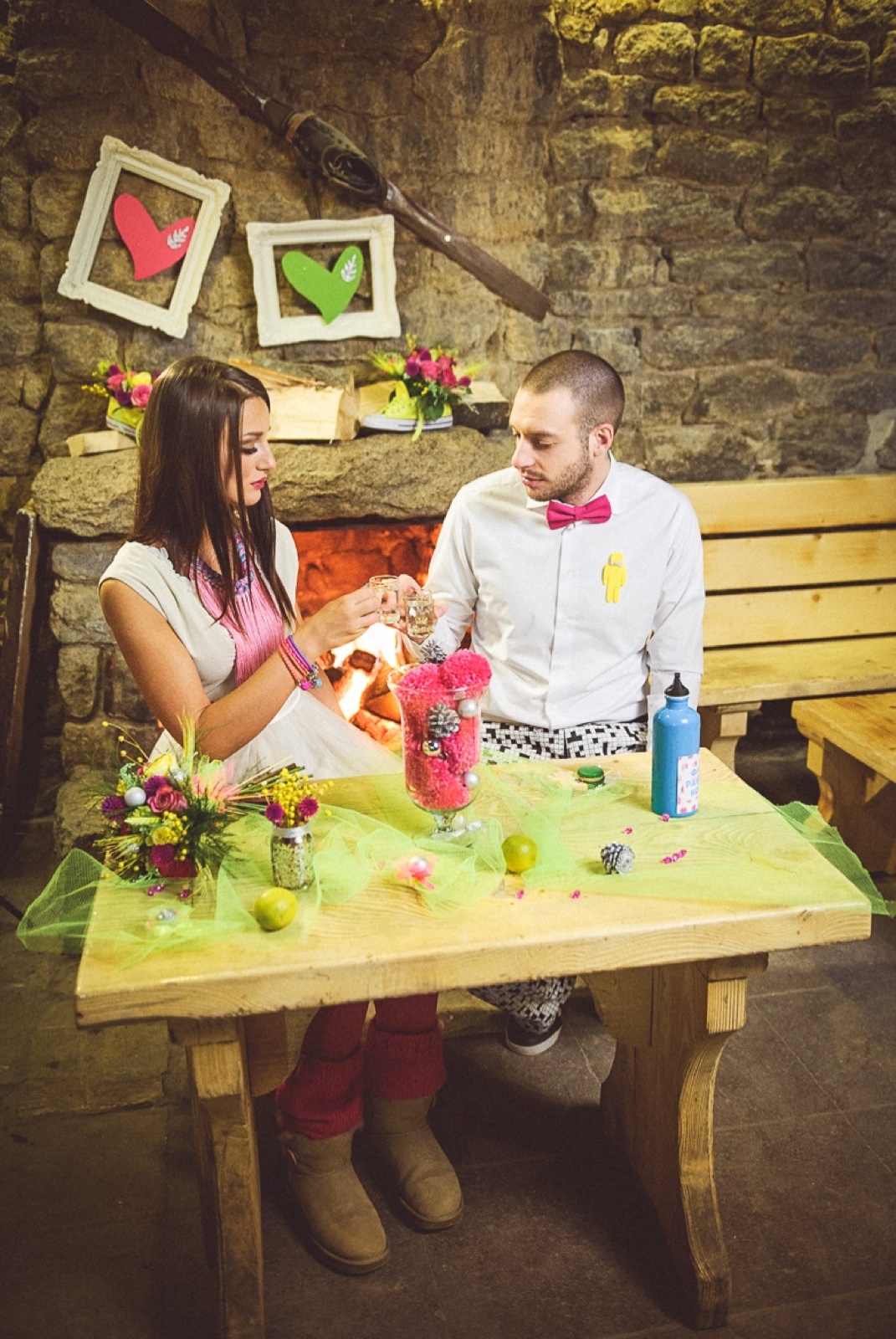 Neon detalji na stolu