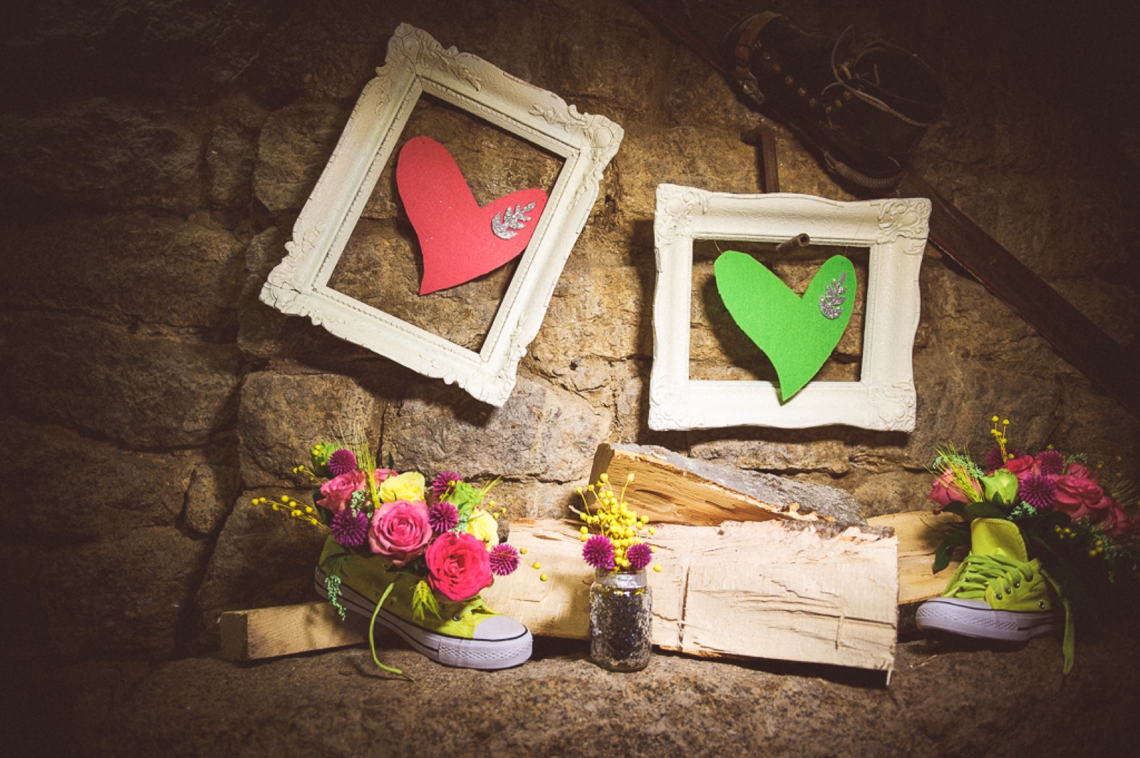 Panorama slatkog stola sa neon detaljima