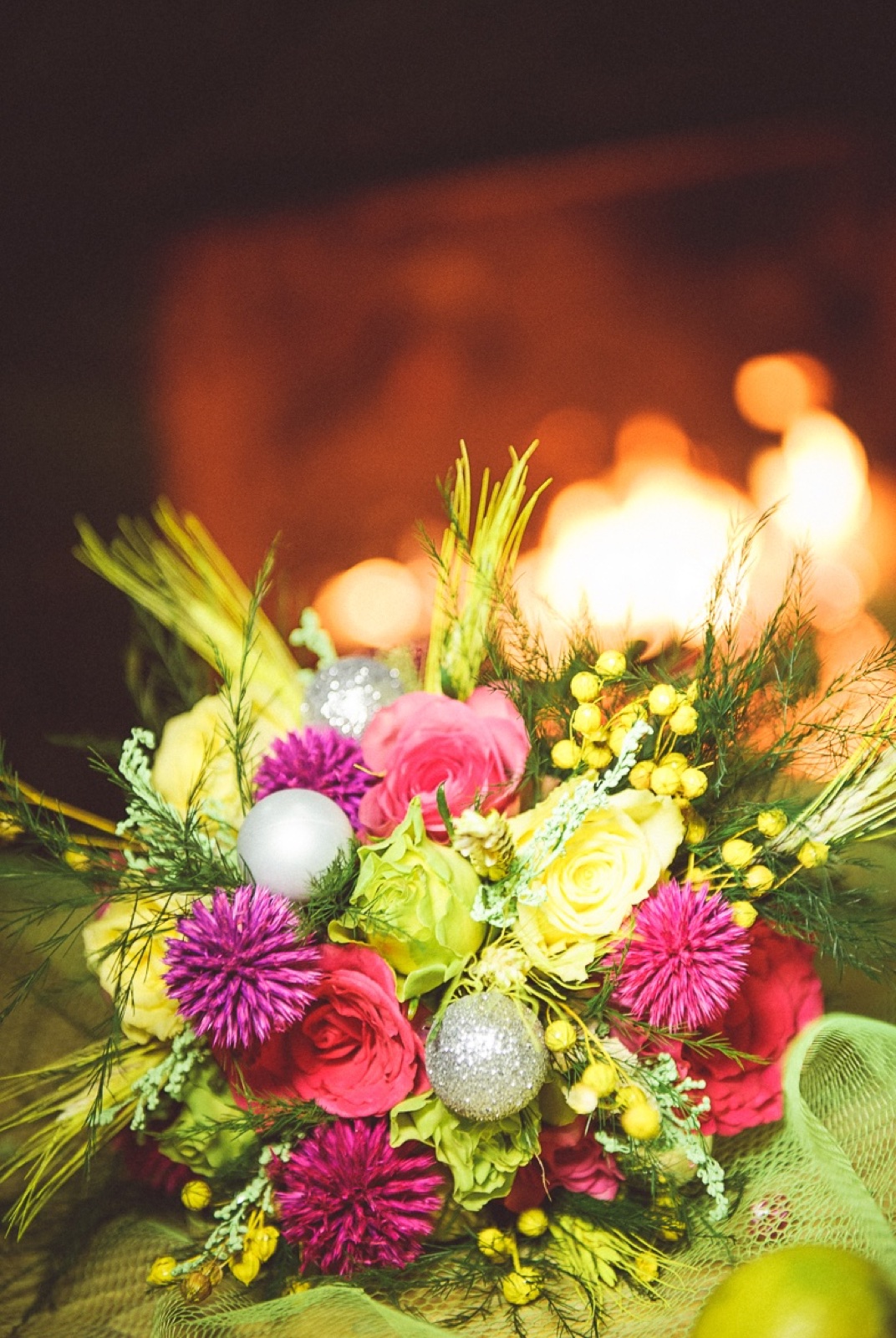 Par pozira za kaminom