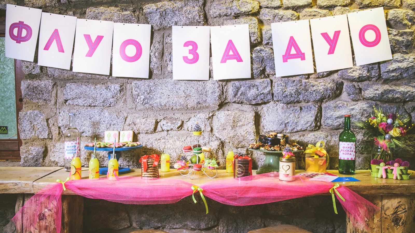 FLUO ZA DUO natpis na slatkom stolu