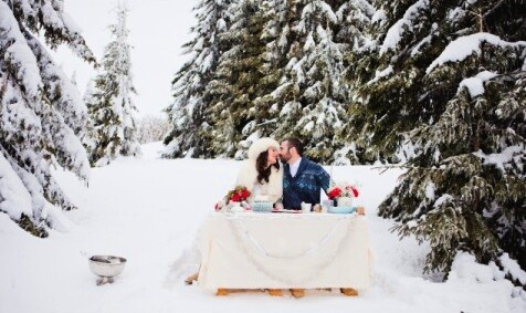 Crveni makaronsi na podlozi od snega