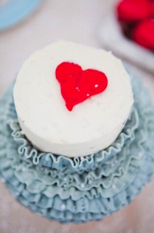 Porcelanske šoljice i tanjiri u snegu