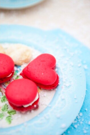 Detalj porcelanskog seta sa cvetnim motivima