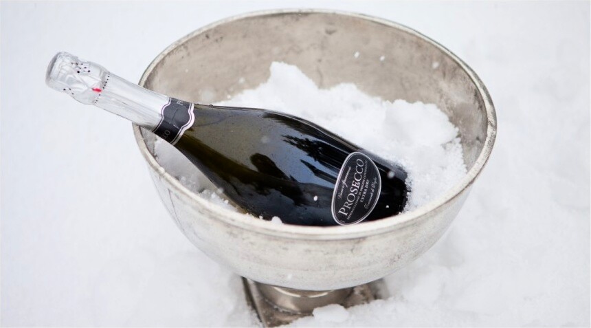 Sto sa slatkišima i porcelanom u snegu