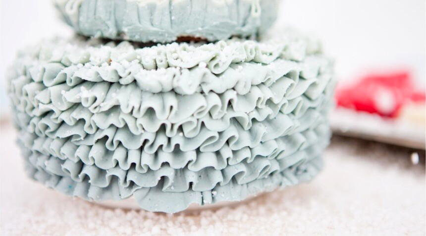 Crveni detalji na belom snežnom stolu