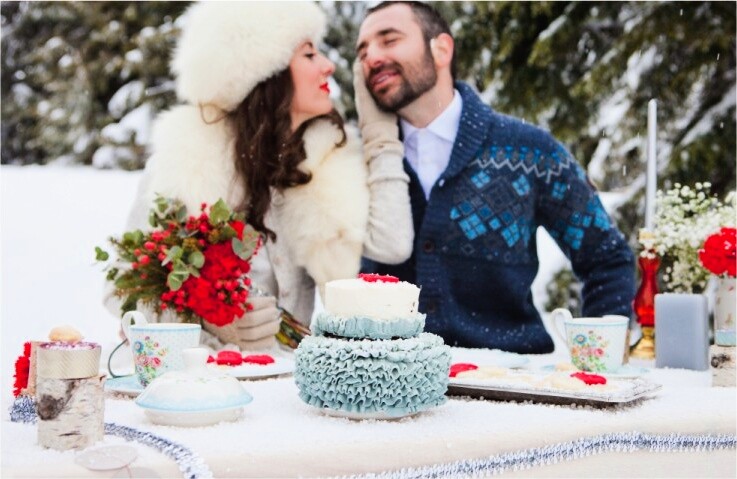 Cveće i porcelan na snegu