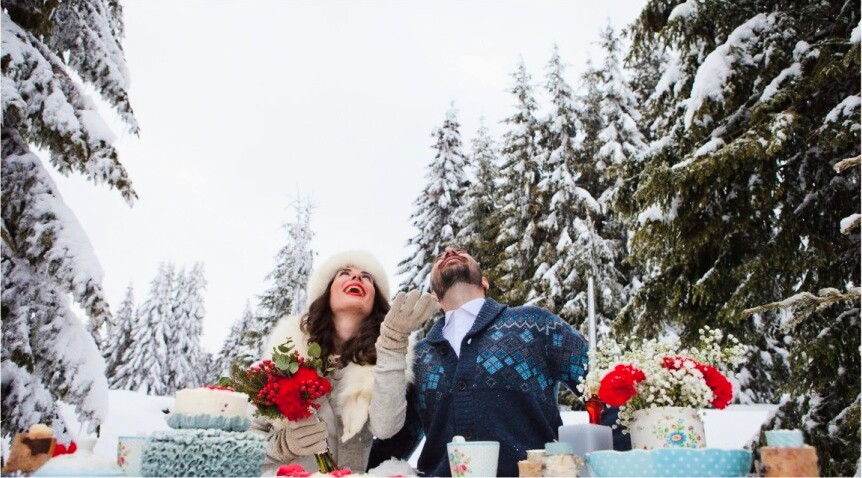 Mlada i mladoženja u snežnom pejzažu