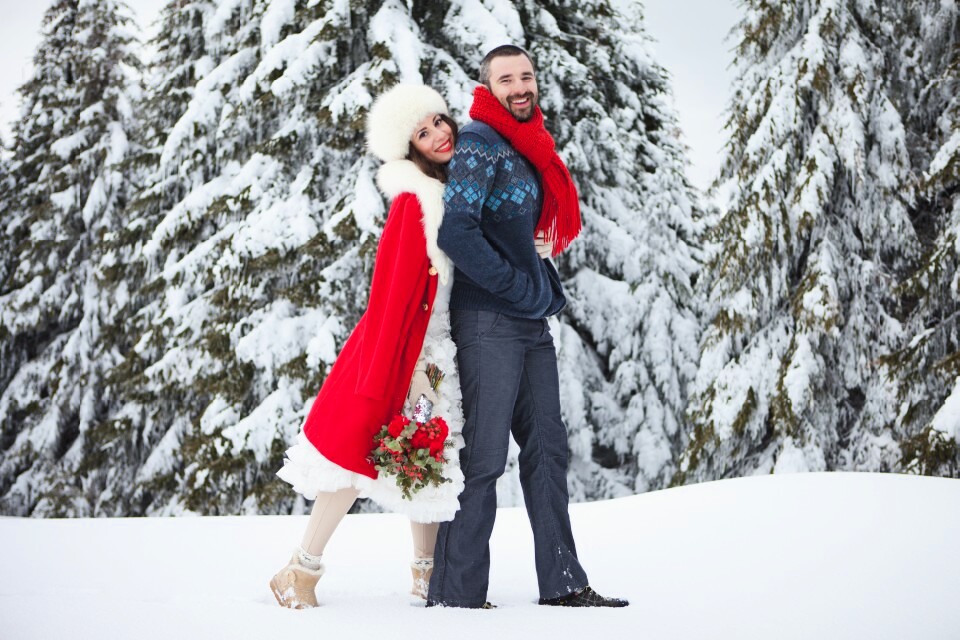 Par u zagrljaju u snegu